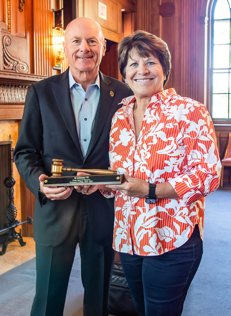 Si Johnson ’78 handing Jody Clark ’80 the gavel.