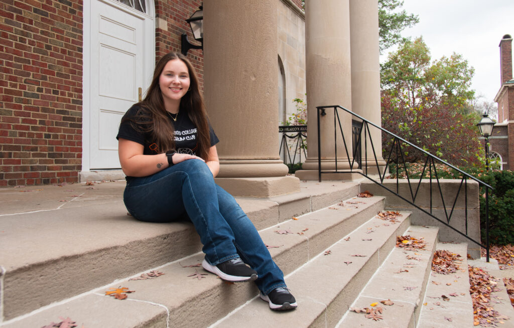 Dilynn Everitt ’26 in front of Stetson Chapel